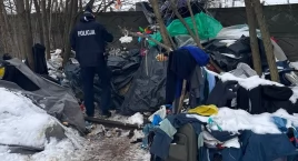 Szałas przy torach i walka z mrozem. Dramatyczna interwencja policji we Włocławku