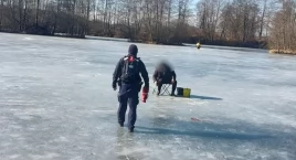 Wchodzą na zamarznięte zbiorniki wodne. Policja kont&hellip;