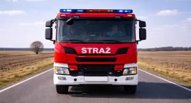 Auto w rowie na drodze 270 w powiecie włocławskim. Kierowca uwięziony w środku, trwa akcja służb