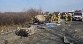 Zderzenie busa z ciągnikiem na DK62. Traktor przewró&hellip;