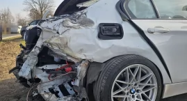 BMW wjechało pod pociąg. 22-latek stracił prawo jazdy