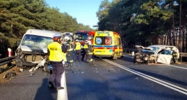 Czołówka w regionie. Bus zderzył się z osobówką