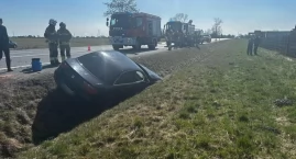 Seat w rowie po zderzeniu z BMW. Utrudnienia pod Włocławkiem