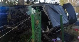 BMW uderzyło w ogrodzenie posesji w Rzadkiej Woli. Kierowca i pasażer trafili do szpitala