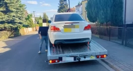 BMW bez OC i w złym stanie. Auto trafiło na lawetę
