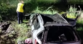 Tragedia w Brzuzem. Auto wpadło do bagna, zginęły dwie osoby