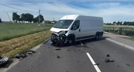 Groźne zderzenie samochodu dostawczego z osobówką w &hellip;