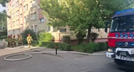 Pięć zastępów straży pożarnej gasiło pożar mieszkani&hellip;