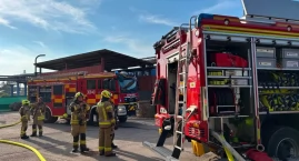 Pożar hali w Czerniewicach. 6 zastępów straży walczy&hellip;
