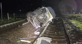 Pijany wjechał pod pociąg i uciekł. Zostawił ranną pasażerkę