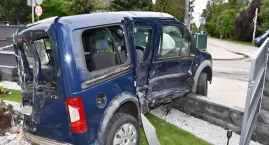 Dwa auta wjechały w ogrodzenie. 7-letnie dziecko tra&hellip;