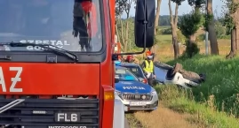 Pijany 32-latek dachował w powiecie włocławskim. Z miejsca zdarzenia odszedł, zatrzymał go strażak