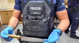 Ruszył z nożem na policjantów. Wcześniej groził sąsi&hellip;