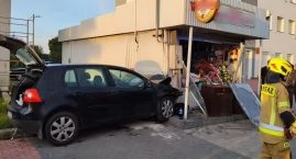 Volkswagen uderzył w budynek w Lubieniu Kujawskim. 2&hellip;