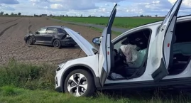Volvo w rowie, Volkswagen w polu. Na tym skrzyżowani&hellip;