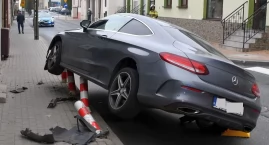 Mercedes zawisł na słupkach. Kierowca zostawił auto &hellip;