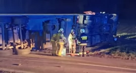 TIR wypadł z drogi i przewrócił się na bok. Nocna ak&hellip;