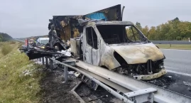 Dostawczy Renault spłonął na A1. Kierowca wyszedł cało, ale policjanci odkryli coś jeszcze