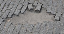 Kostka na Zielonym Rynku we Włocławku woła o pomstę do nieba. Kiedy zostanie naprawiona?