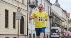 Maratończyk z Baruchowa pobiegnie dla dzieci bitych, głodnych i molestowanych. Pomożesz?