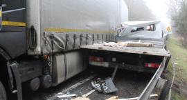 Wypadek na Łubie na DK 62. Zderzenie dwóch tirów i dostawczego mercedesa [ZDJĘCIA]