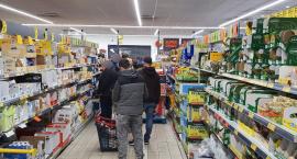 Koronawirus! Szturm na sklepy we Włocławku. Klienci pytają czy to jakiś ARMAGEDON [ZDJĘCIA]