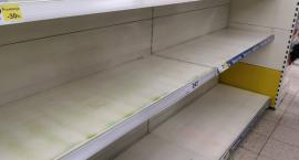 Ze sklepów we Włocławku znika mięso, chleb, mąka. Półki pustoszeją. Galeria opustoszała [ZDJĘCIA]