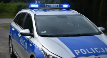 Auto w rowie, kierowcy brak. Poranna interwencja w Pikutkowie