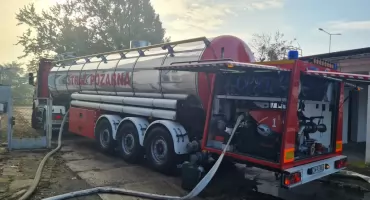 Wielki pożar hali we Włocławku. Strażacy walczyli z potężnym pożarem