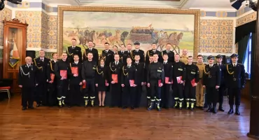 Uroczysty apel strażaków we Włocławku. Awanse i nagrody w święto Niepodległości