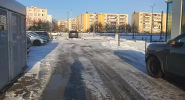 Śliskie chodniki we Włocławku. Mieszkańcy skarżą się na oblodzenie w centrum i na osiedlach
