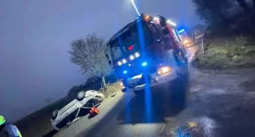 Groźny  wypadek w powiecie włocławskim. Samochód dachował po uderzeniu w drzewo