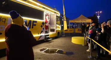 Świąteczny konwój RMF FM we Włocławku. Muzyka, prezenty i choinki na Placu Wolności