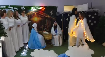 Jasełka z sercem i zaangażowaniem. Nauczyciele z Przedszkola w Chodczu pokazali, jak budować świąteczną atmosferę