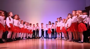 Spotkanie wigilijne w Lubieniu Kujawskim – kolędy, występy i wizyta Mikołaja