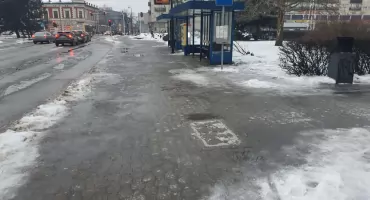 Lodowisko pod nogami we Włocławku. Mieszkańcy pytają o zimowe utrzymanie chodników [VIDEO]