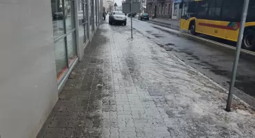 Ślisko jak na lodowisku. Włocławek walczy z gołoledzią, rośnie frustracja mieszkańców