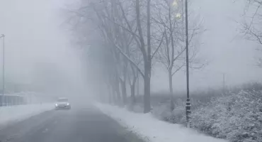 Gęsta mgła nad Włocławkiem. IMGW ostrzega kierowców i pieszych