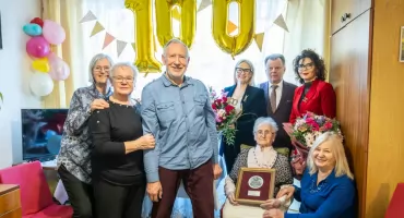 Sto lat Zofii Gontarek z Rakutowa. Nestorka gminy Kowal uhonorowana medalem marszałka