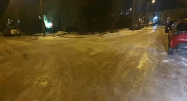 Szklanka na drogach i chodnikach! Gołoledź nie odpuszcza. Alert drugiego stopnia dla Włocławka i regionu