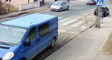 Dramatyczne sceny przy przejściu dla pieszych. 10-latka ledwo uniknęła potrącenia