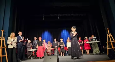 30 artystów na scenie we Włocławku. Seniorzy Seniorom z owacjami i bisami