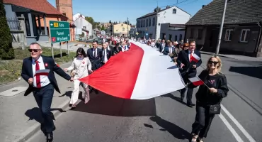 Majówka w Brześciu Kujawskim. Święto Flagi i biało-czerwony przemarsz ulicami