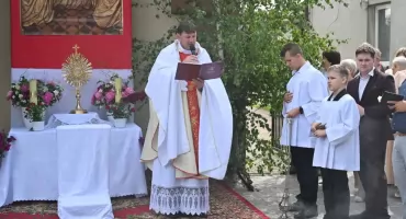 Boże Ciało w Brześciu Kujawskim z tradycyjną procesją. ZDJĘCIA
