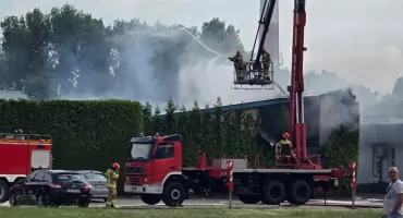 Pożar hali przy Barskiej we Włocławku. Ewakuowano szpital, akcja trwa