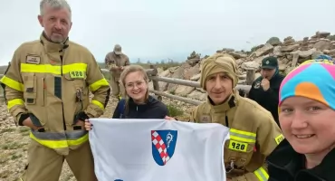 Mordercza wspinaczka dla chorych zakończona sukcesem. Strażacy z Włocławka i powiatu zdobyli Śnieżnik