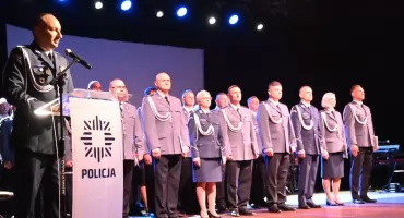 Święto Policji we Włocławku. Awanse, podziękowania i mocne słowa o służbie dla mieszkańców
