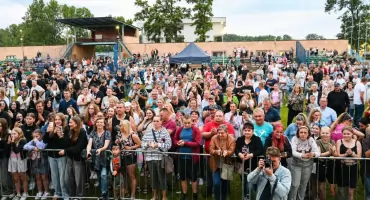 Piknikowa Izbica 2026 już w sobotę. Piękni i Młodzi – Dawid Narożny gwiazdą. Program