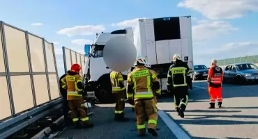 Zderzenie ciężarówek na A1 pod Włocławkiem. Volvo uderzyło w Volvo, potem w bariery