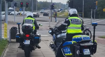 Pijany rowerzysta runął na chodnik. Jest nagranie! We Włocławku i okolicach też mają z tym problem